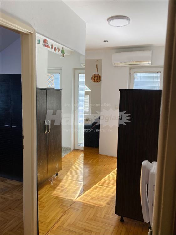 1.5 namešten, svetao stan, treći sprat — 2