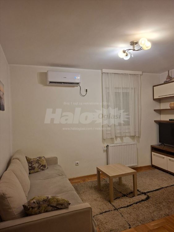 2.5 Stan Vojvode Vlahovica, parking mesto — 2