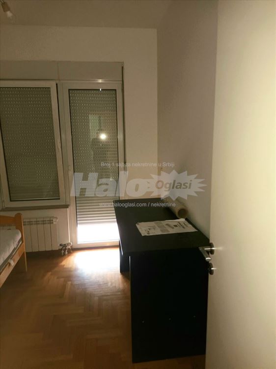 3,0 Namešten blizu Cvetkove pijace, garažno mesto — 4