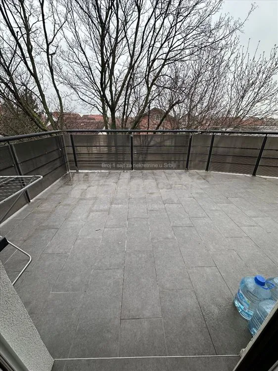 50m2 stan u borci, terasa 25m2 — 14