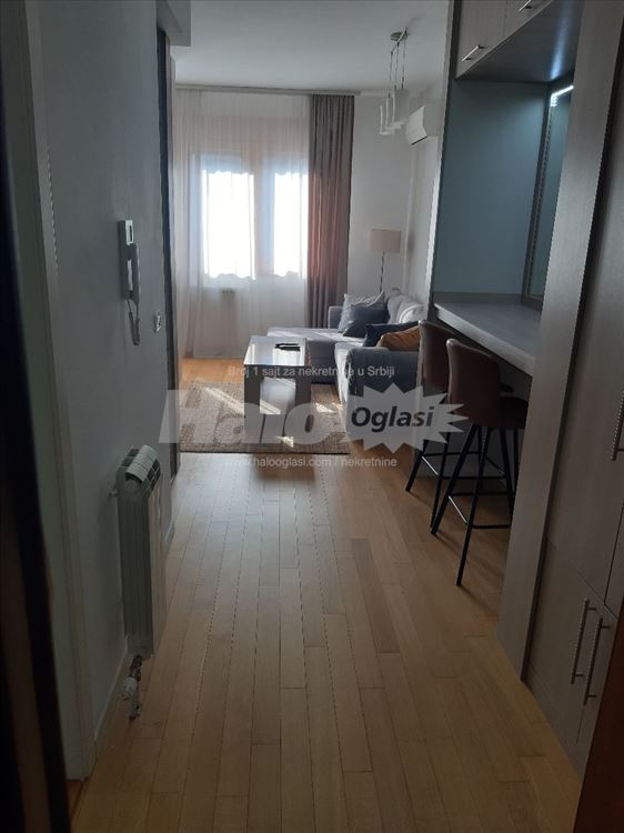 A blok, odličan, opremljen, sa garažnim mestom — 8