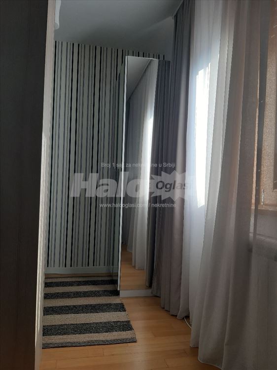A blok, odličan, opremljen, sa garažnim mestom — 15