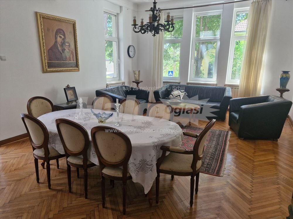 Apartment in a villa with a garden — 2