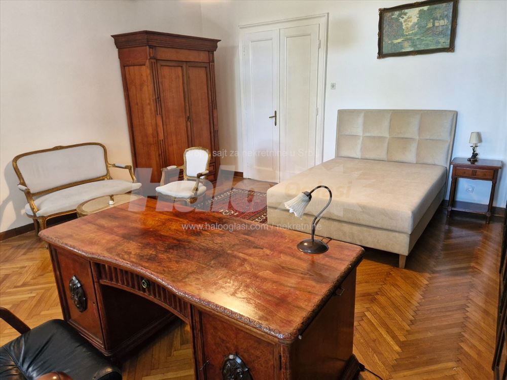 Apartment in a villa with a garden — 3