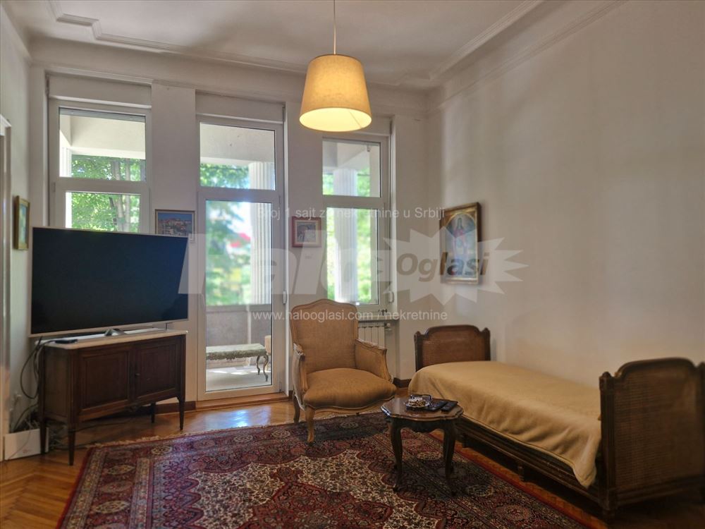 Apartment in a villa with a garden — 4