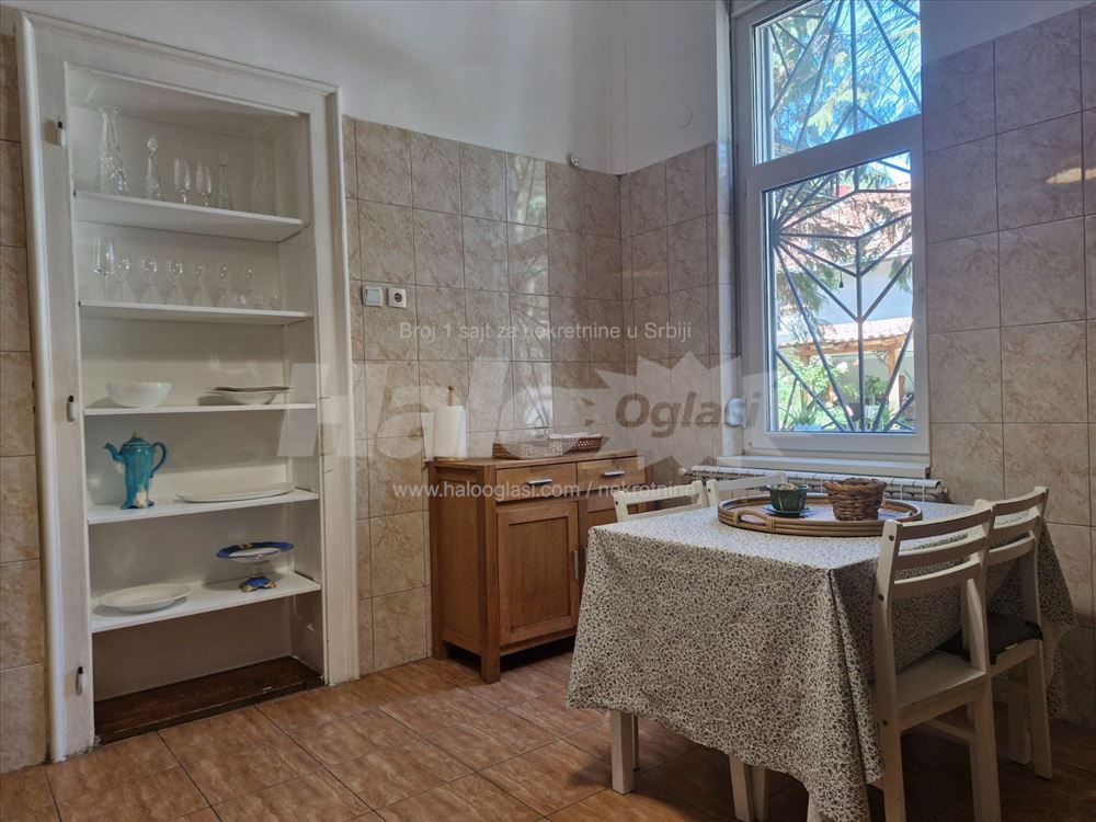 Apartment in a villa with a garden — 5
