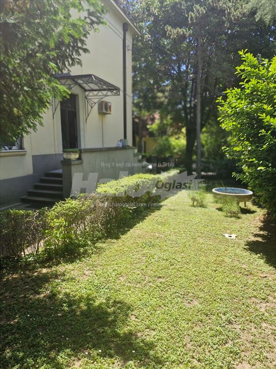 Apartment in a villa with a garden — 9