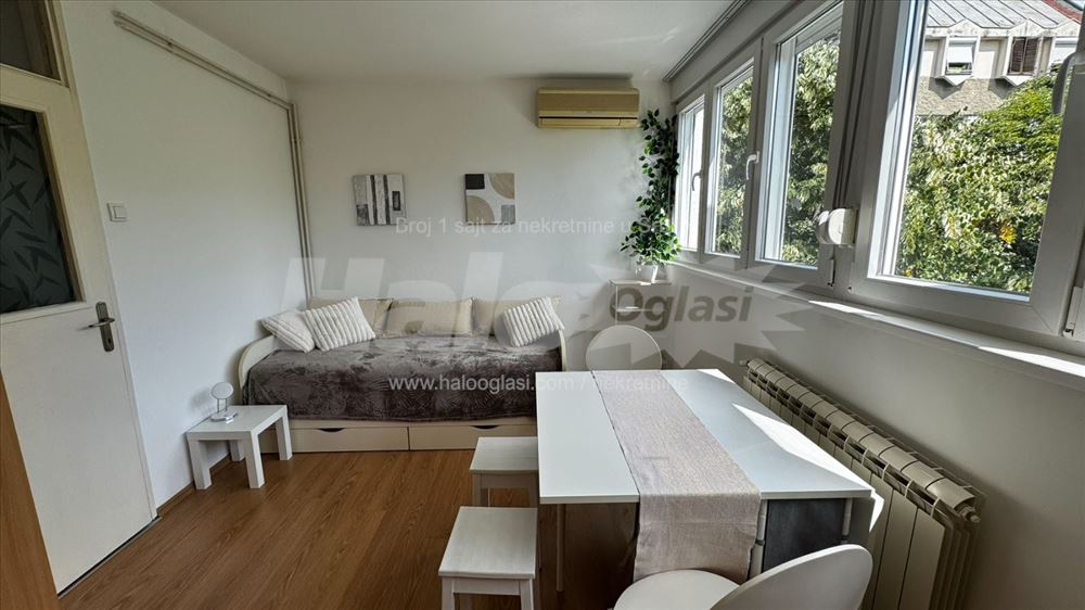 Banovo brdo, garsonjera u zgradi — 3
