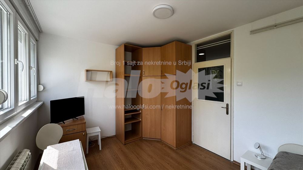 Banovo brdo, garsonjera u zgradi — 6