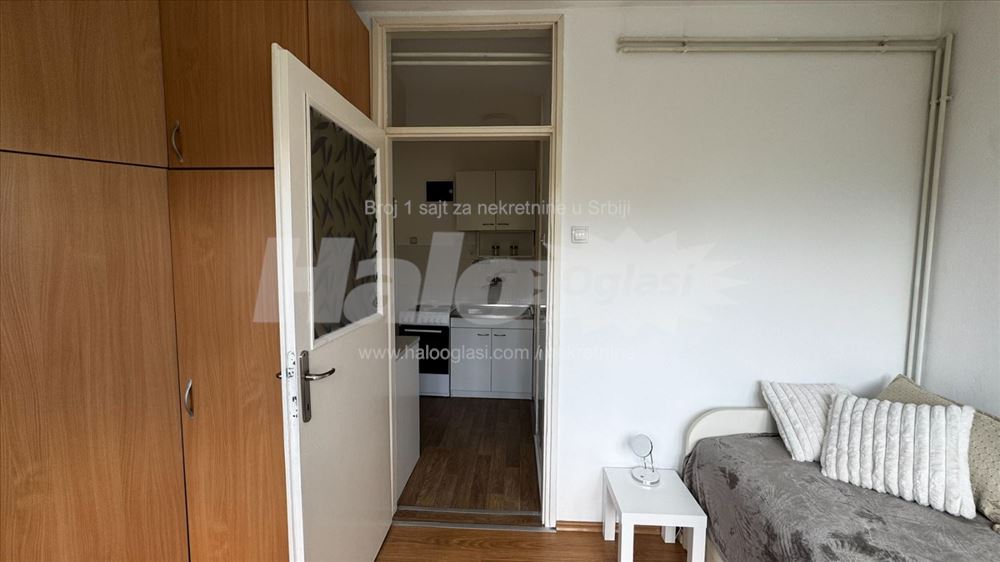 Banovo brdo, garsonjera u zgradi — 8