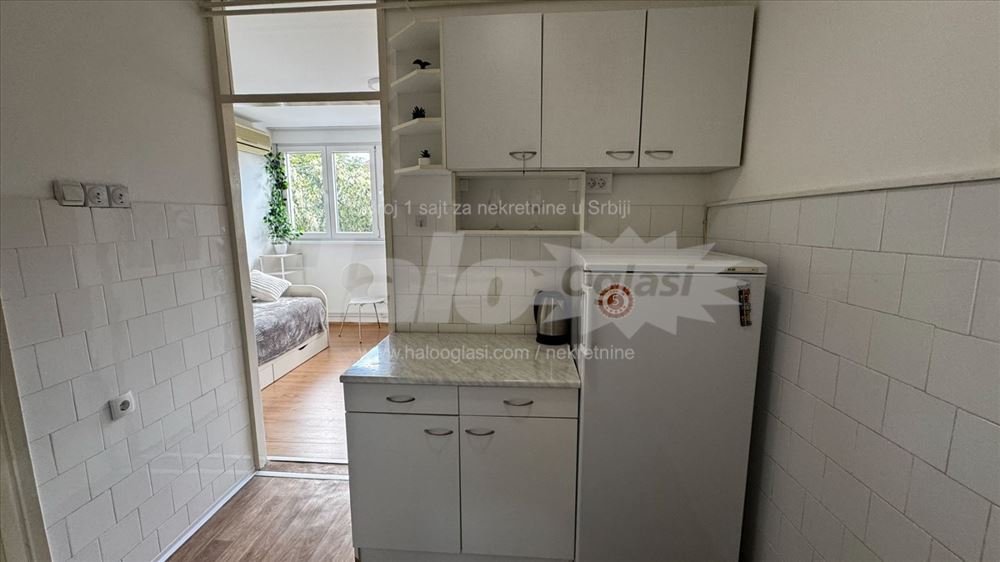 Banovo brdo, garsonjera u zgradi — 9