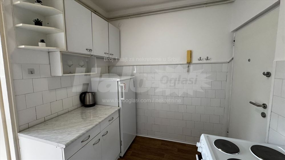 Banovo brdo, garsonjera u zgradi — 10