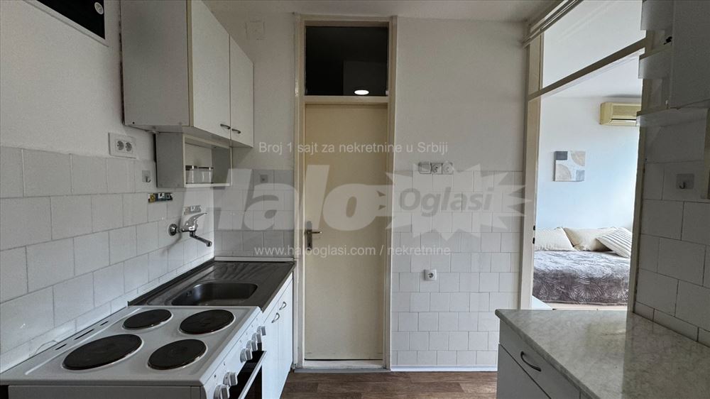 Banovo brdo, garsonjera u zgradi — 11