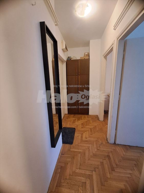 Banovo brdo,kod bioskopa Roda,1.0 namešten,I sprat — 9