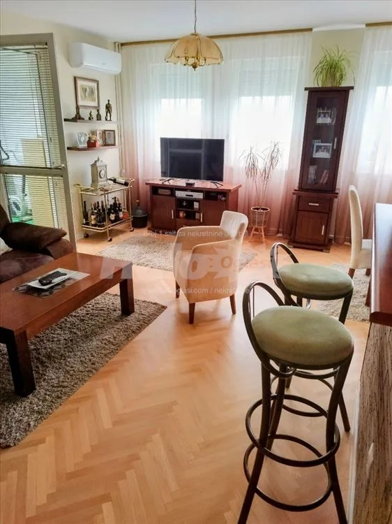 Bele zgrade, odličan, 3,0/4,0, može kredit — 3