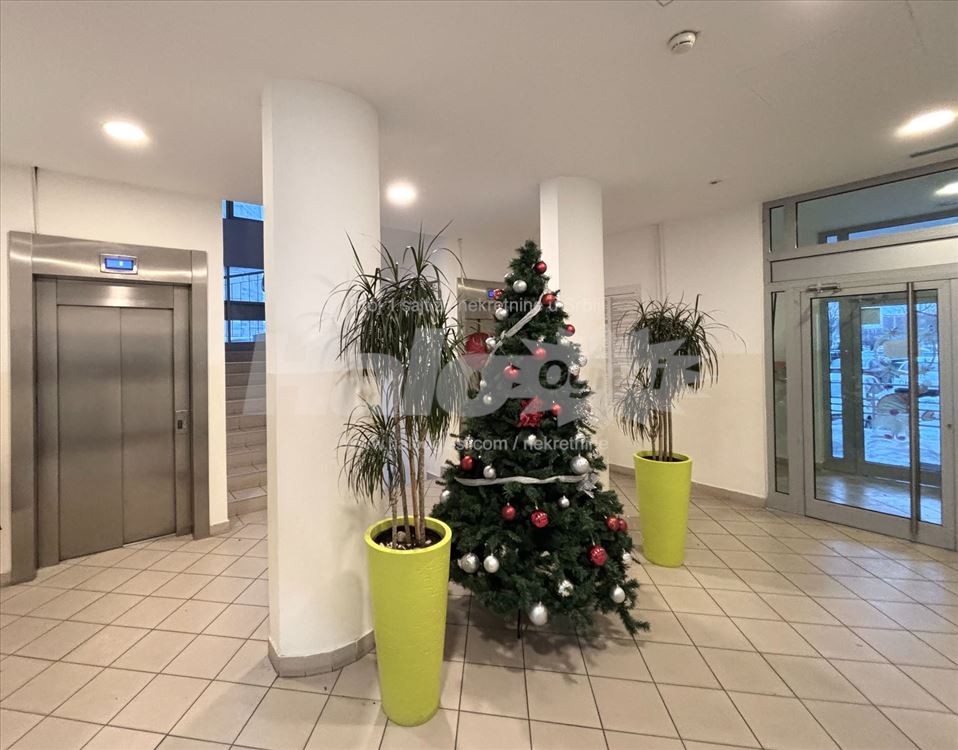 Belville stambeno-poslovni prostor + garaža — 2