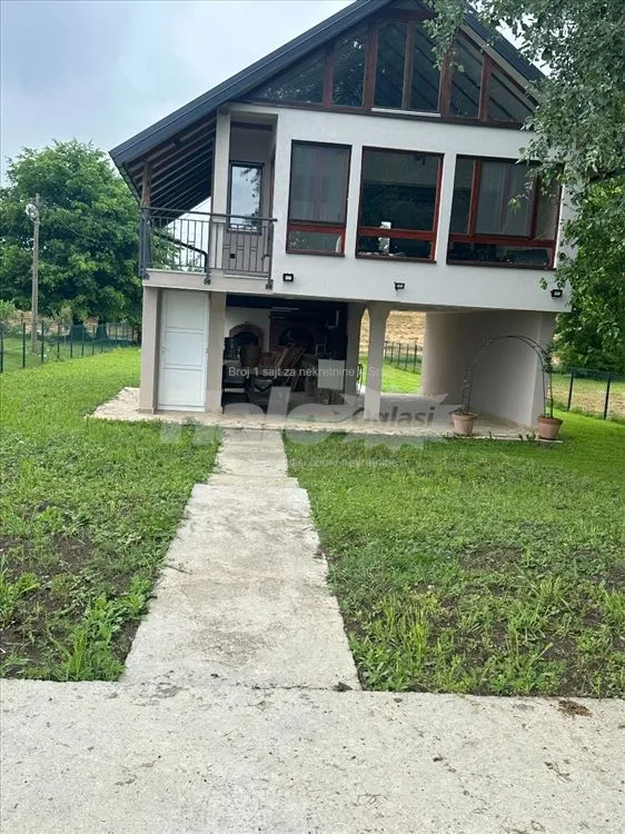 Beograd -Surcin kuca na obali Save uz Expo — 12