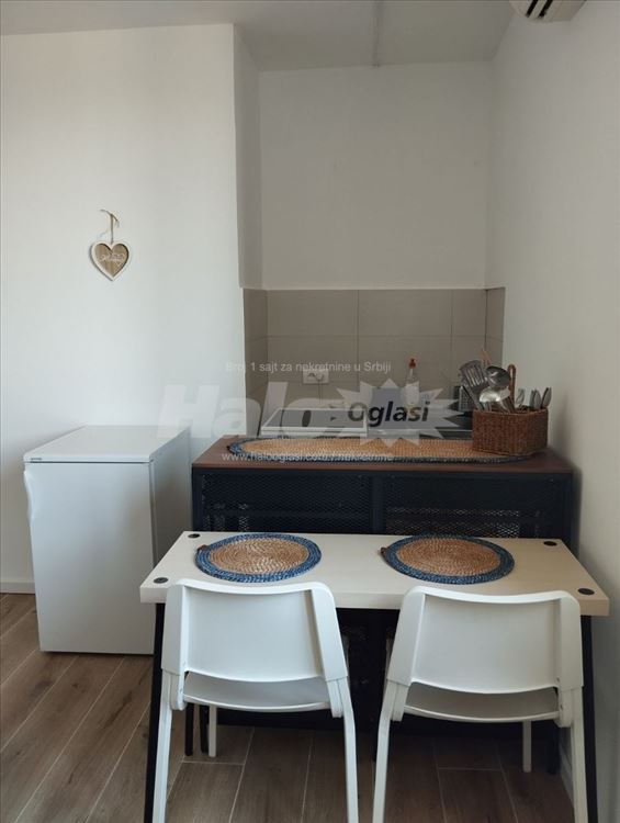 Bulevar Milutina Milankovića, Blok 28 — 8