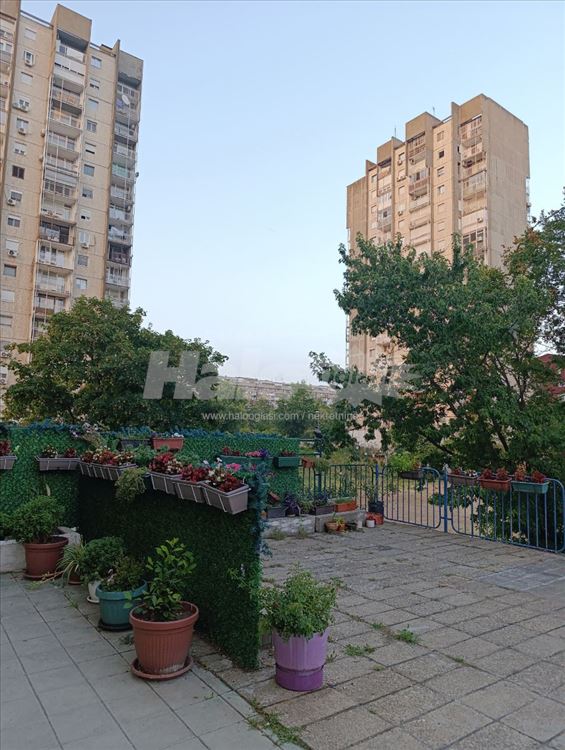 Bulevar Milutina Milankovića, Blok 28 — 15