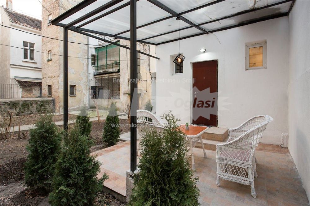 Centar - Lux Stan, 33m2 + Privatna Bašta — 2