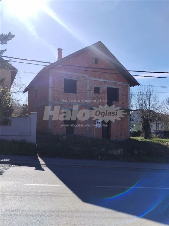 Centar, Sopot kuca 290m2, plac 5,30ari — 3