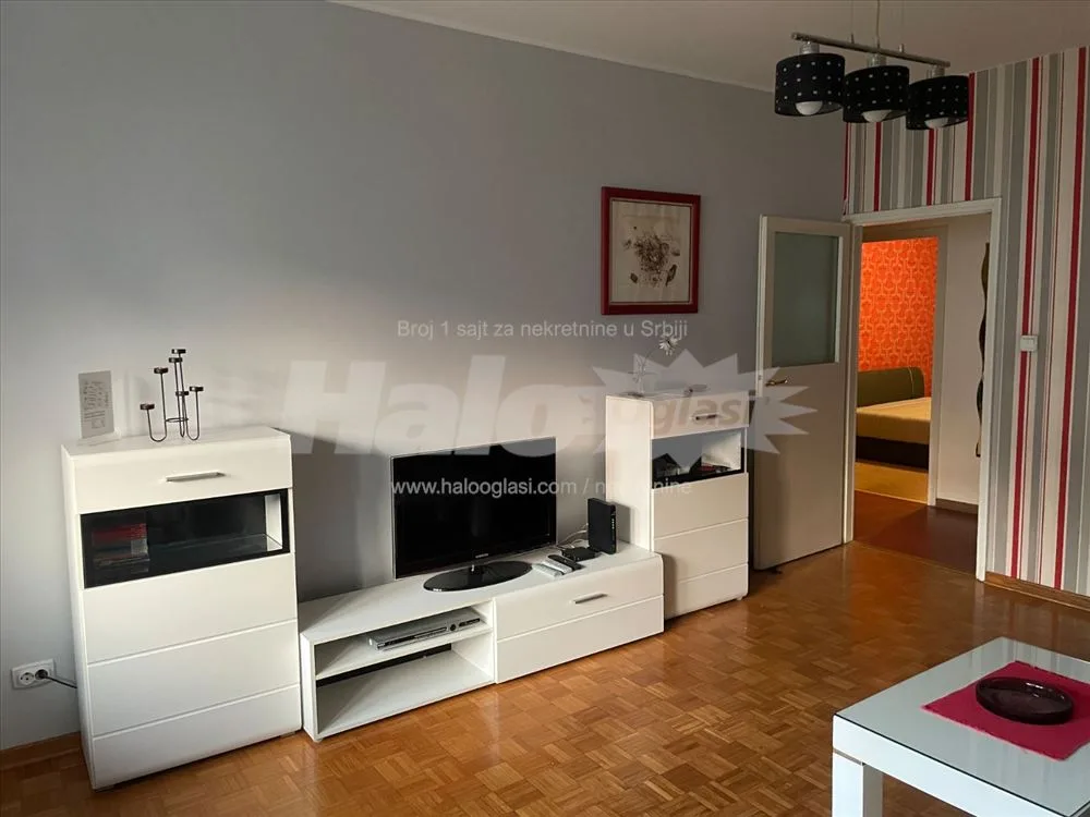 Centar, trosoban namešten stan — 2