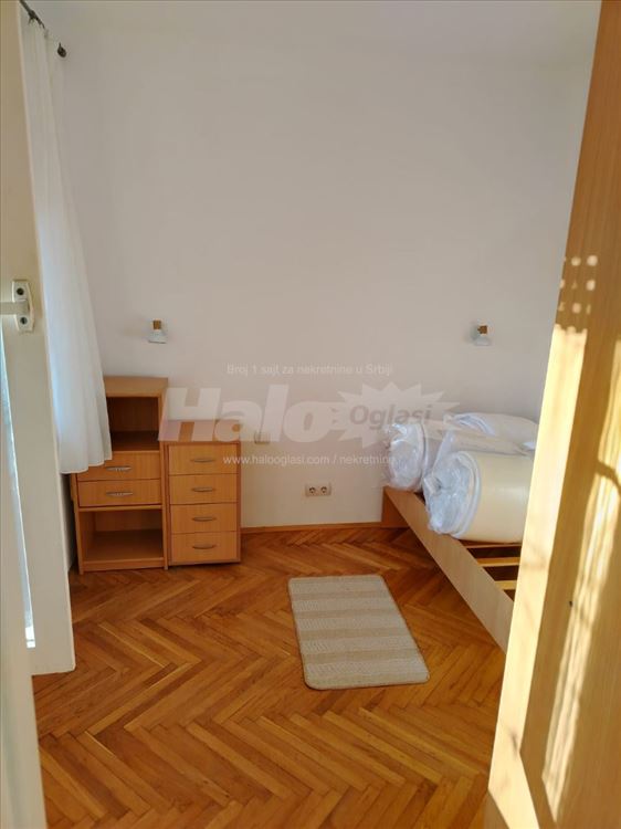 Cerak - stan potpuno opremljen i renoviran — 2