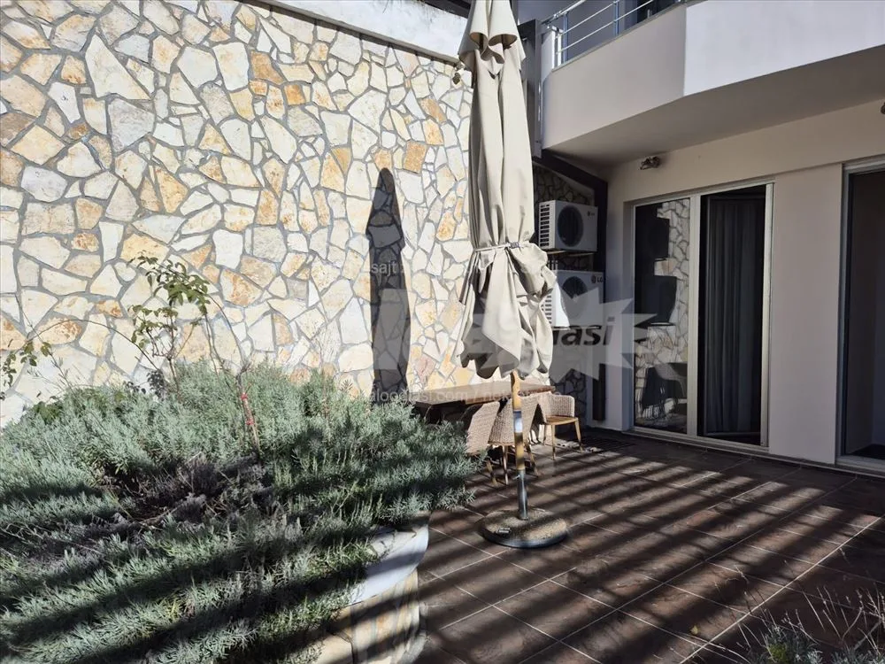 Dedinje-74,5m2 na prodaju, dvorište sa bazenom — 3