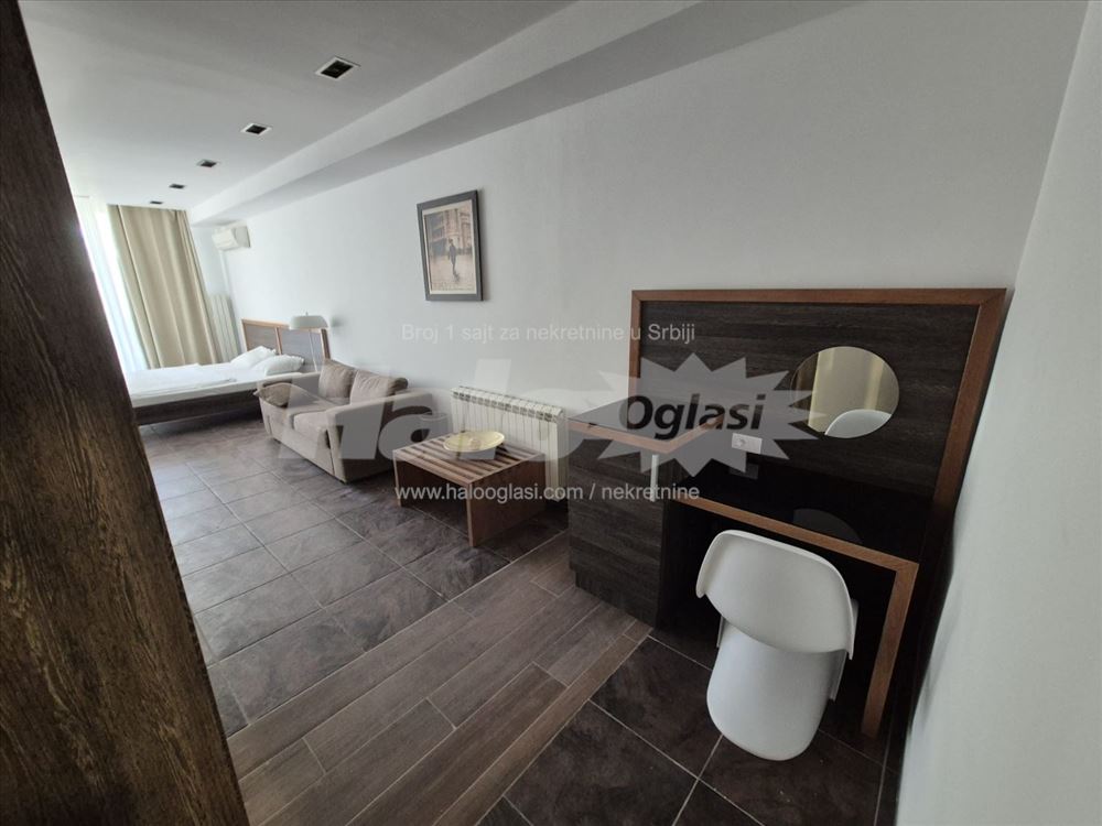 Dedinje-85m2 na prodaju, dvorište sa bazenom — 8