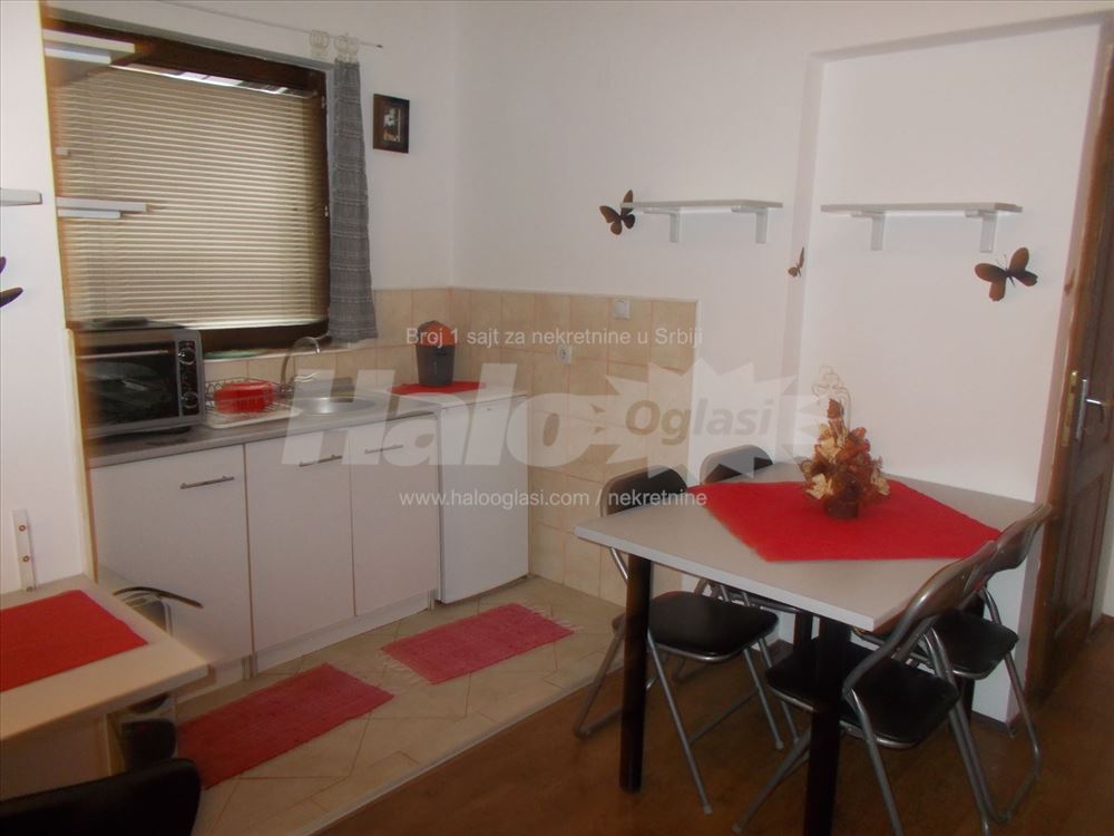 Divna, namestena garsonjera u centru Karaburme — 2