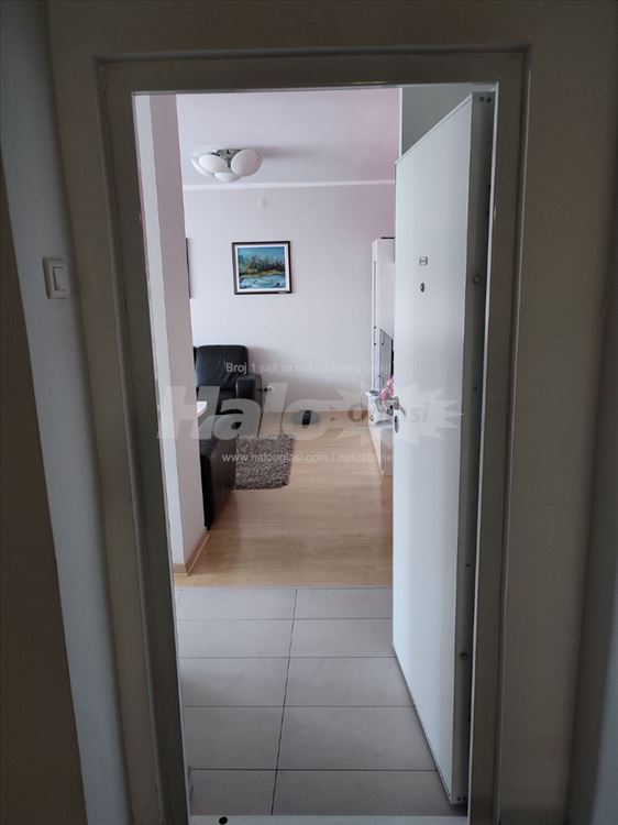 Džona Kenedija, renoviran, 3.0 stan — 2