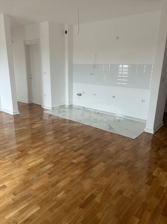 Dvoiposoban stan 75m2, Batajnica centar — 3