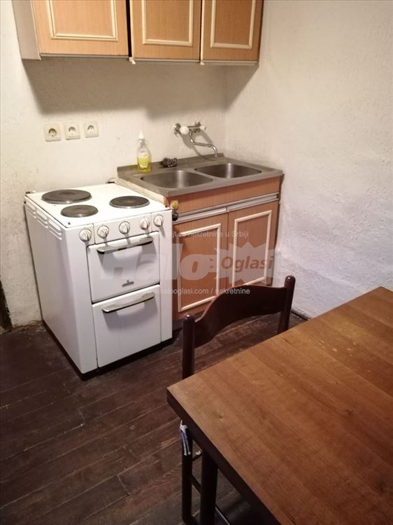 Dvorišni stan blizu Gradske bolnice, uknjižen — 2