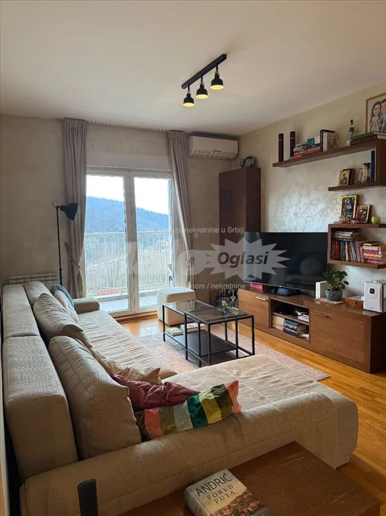 Dvosoban namešten stan 62 kvm na Kanarevom Brdu — 2