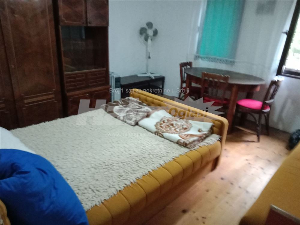 Dvosoban sta za jednu ili dve ženske osobe — 2