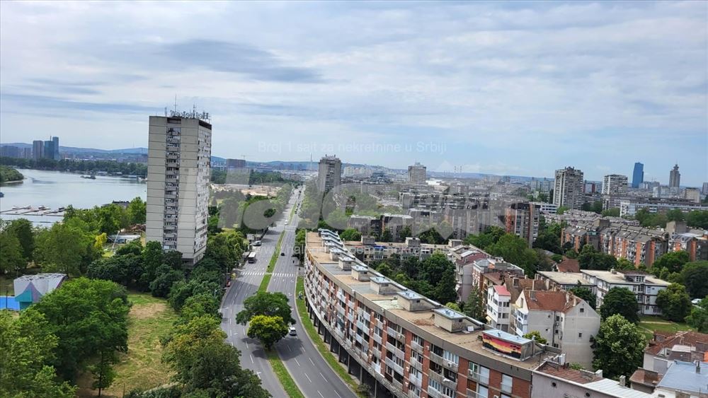 Dvosoban stan, panoramski pogled – Karađorđev trg — 12