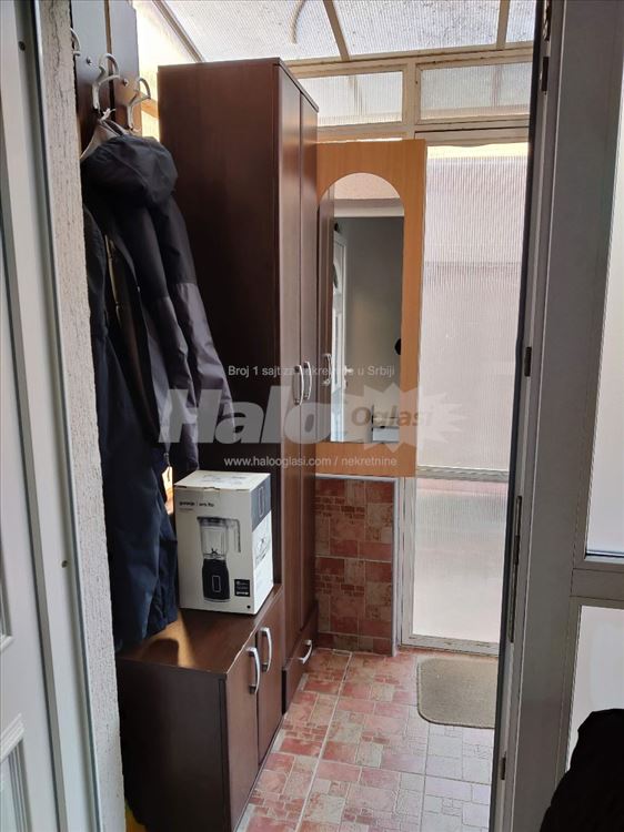 Dvosoban stan u centru Zemuna izdajemo od 10.08. — 9
