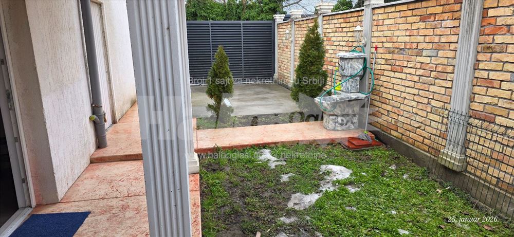 Dvosoban stan u kući sa dvorištem — 4