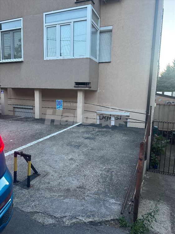 Funkcionalan stan sa parkingom — 8