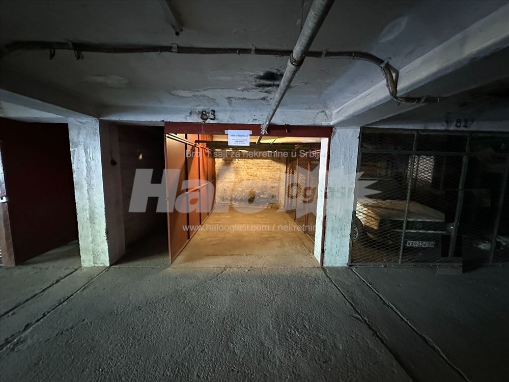 Garaža 10m2 Parking Space Mercator Shopping Centre — 2
