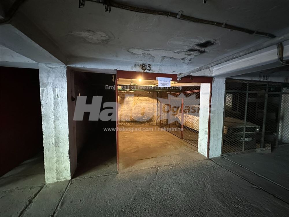 Garaža 10m2 Parking Space Mercator Shopping Centre — 10