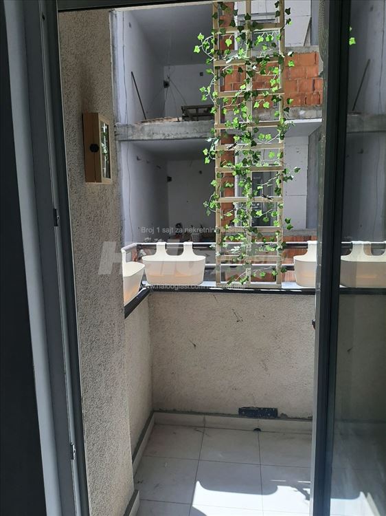 Neuseljavana , nova ,prelepo opremljena — 10
