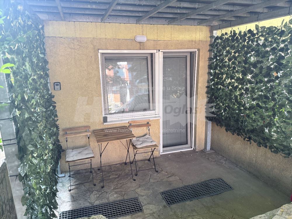 Garsonjera sa parking mestom i terasom — 9