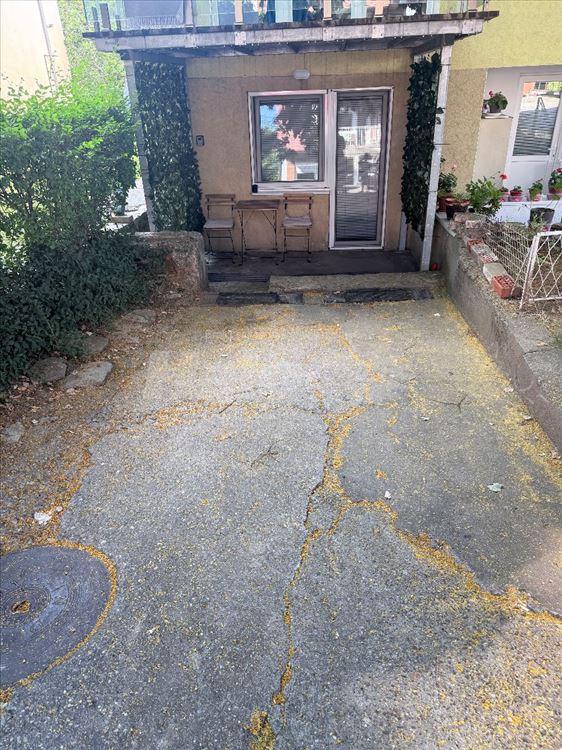 Garsonjera sa parking mestom i terasom — 10