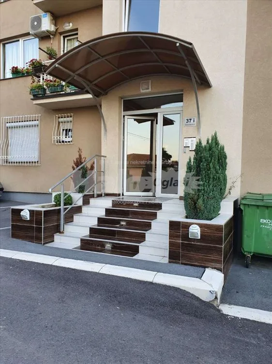 Garsonjera sa parkingom — 6