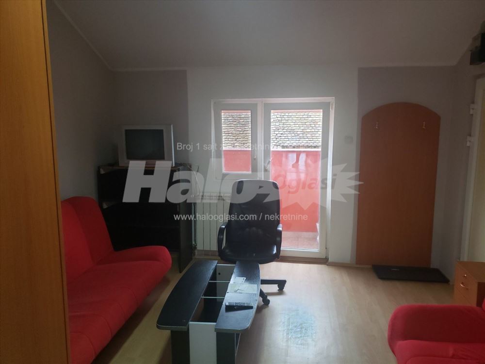 Garsonjera, u cenu ukljuceno CG,infostan, internet — 2