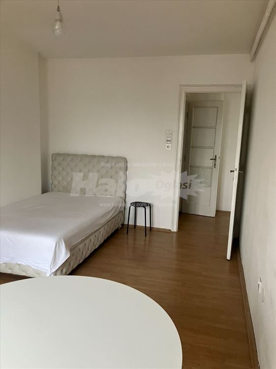 garsonjera u strogom centru Beograda — 2