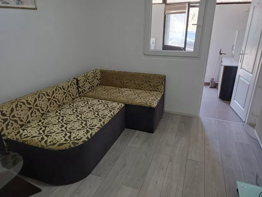 Garsonjera za izdavanje, Banjica, 350€, 33m² — 2