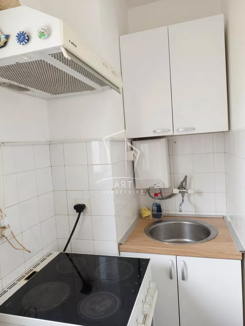 Garsonjera za izdavanje, Dušanovac, 600€, 35m² — 5