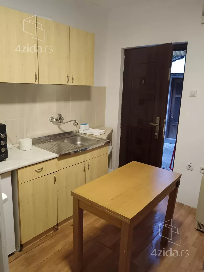 Garsonjera za izdavanje, Varovnička 16, 160€, 12m² — 4